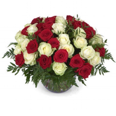Корзина "Самой нежной" из красных и белых роз с доставкой в по Беломорску